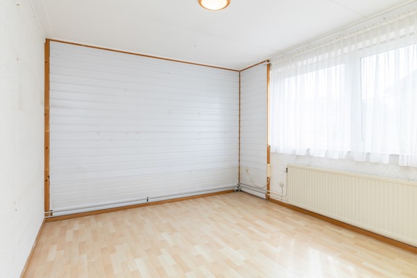 Foto - Te koop: Een ruime twee-onder-een kapwoning met inpandige garage, groot souterrain en goed formaat tuin gelegen op het Zuidwesten op een prima locatie in Wijlre.